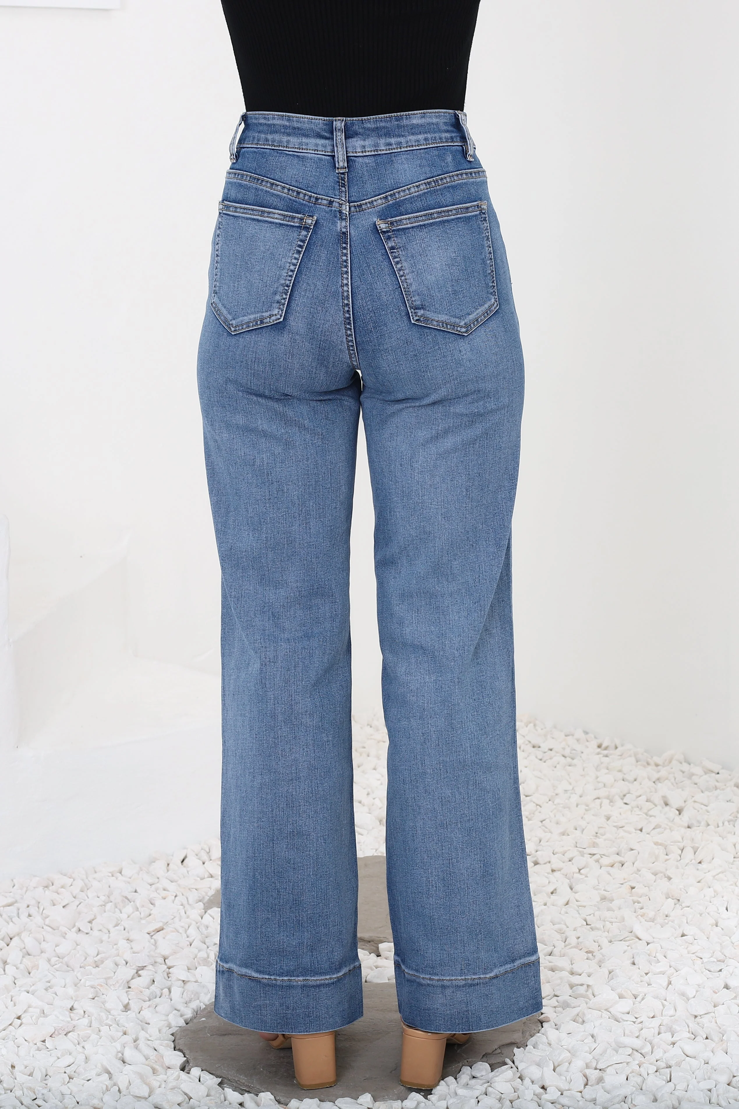 Cindy Wide Leg Jean in Mid Denim Wash - Image 10