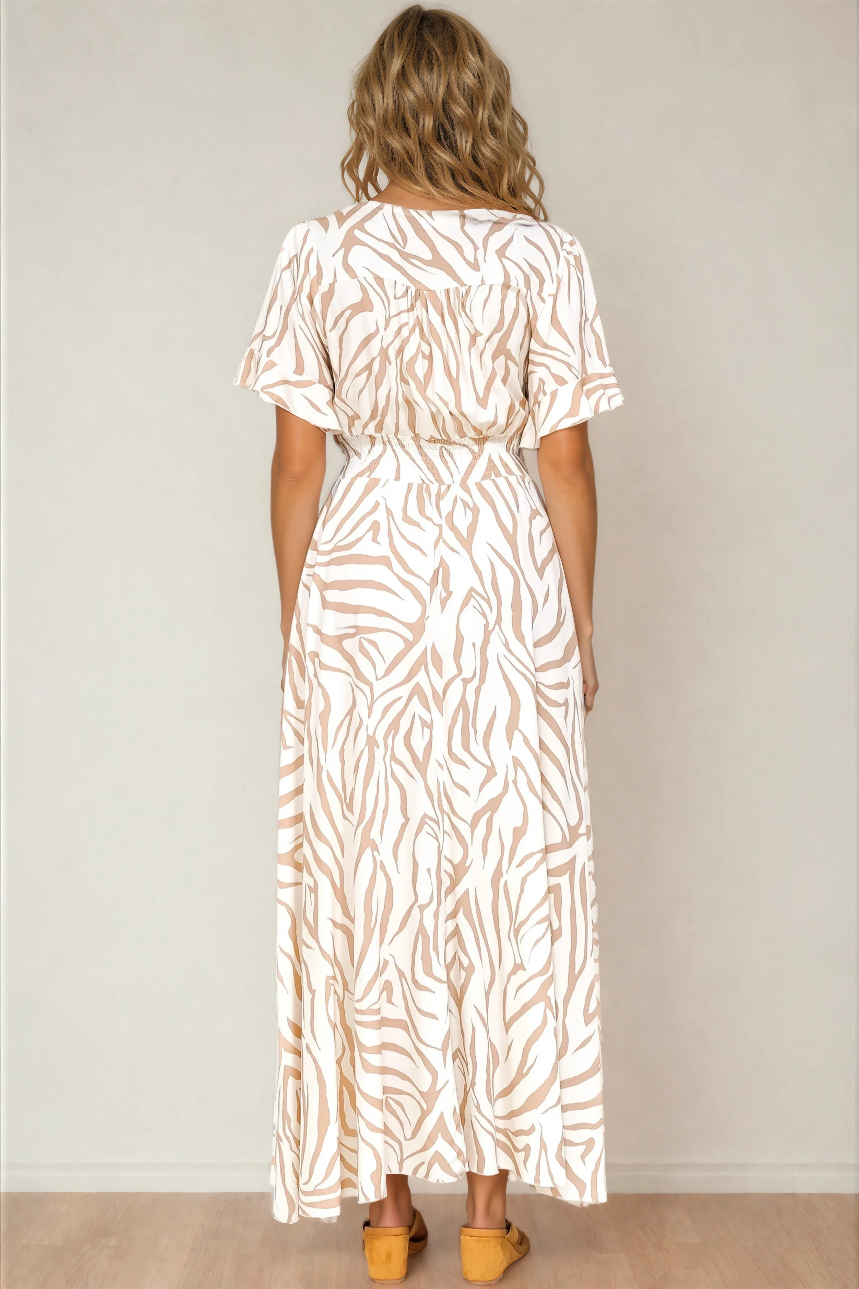 Tonia Maxi Dress - Short Sleeve V-Neck A-Line Dress in Cady Print Beige - Image 7