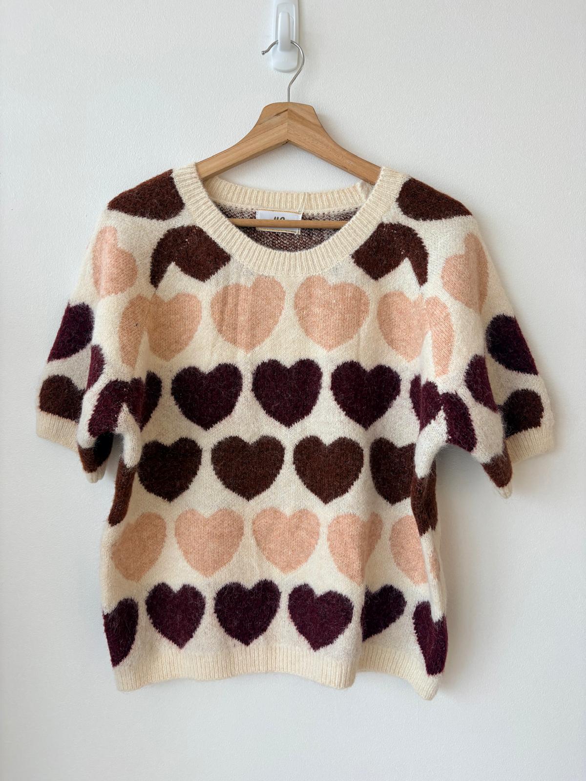 Filippa Knit Top - Crew Neck Short Sleeve Woven Heart Print Knit in Wine - Image 9