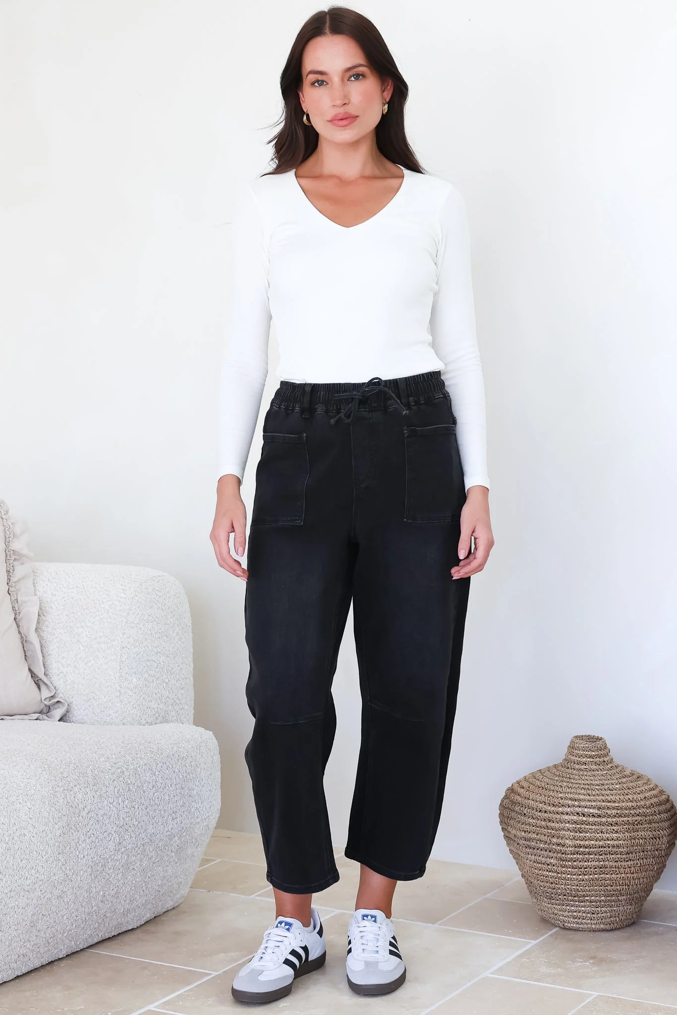 Lowen Barrel Jeans - Elasticated Waist Patch Pocket & Knee Detail Jeans in Black - Image 3