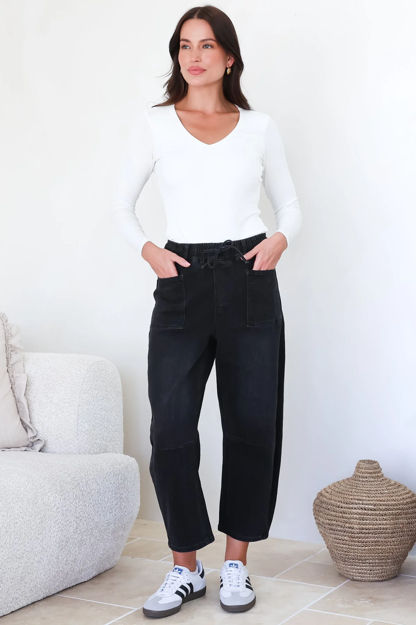 Lowen Barrel Jeans - Elasticated Waist Patch Pocket & Knee Detail Jeans in Black - Image 4