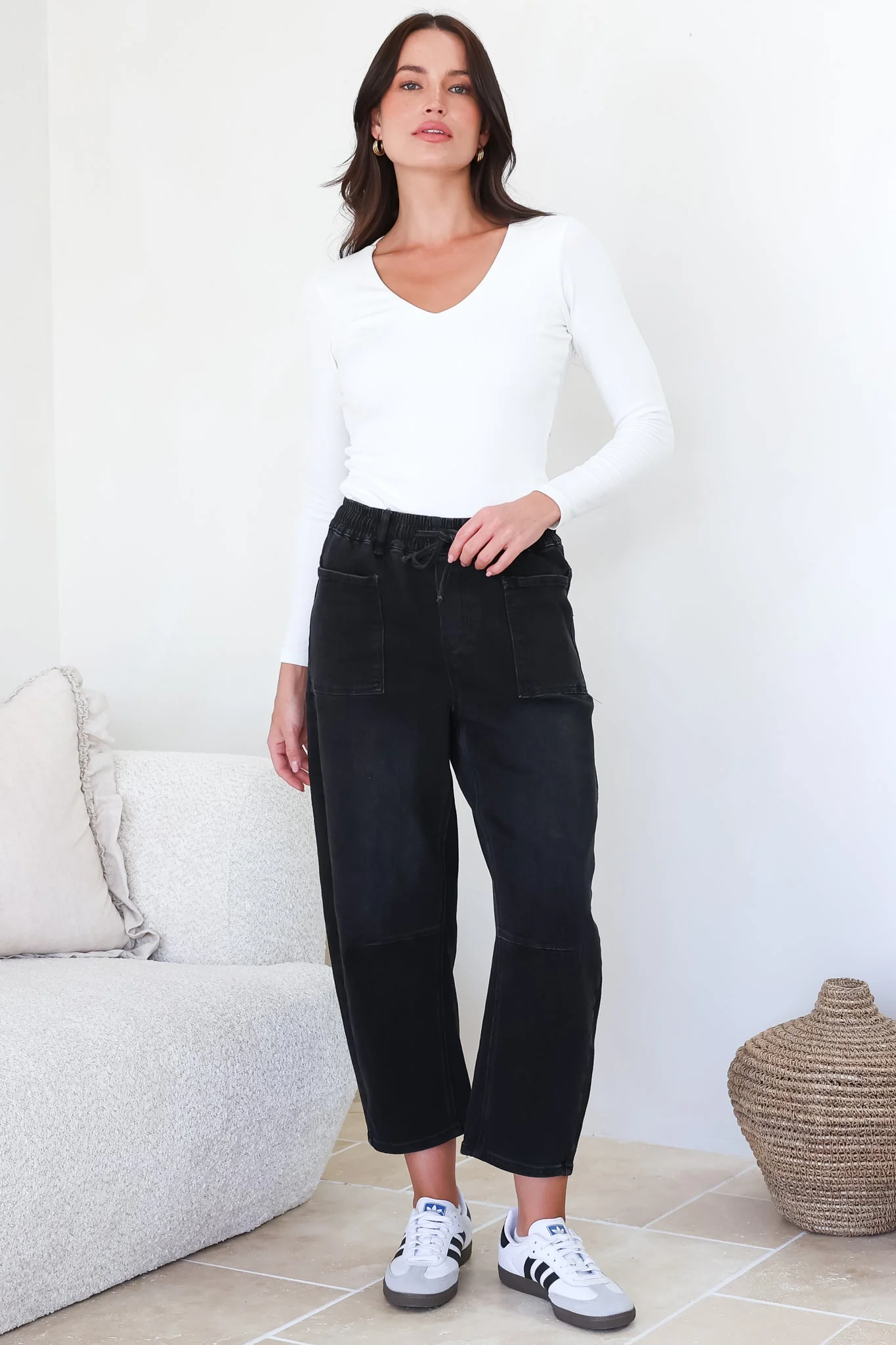 Lowen Barrel Jeans - Elasticated Waist Patch Pocket & Knee Detail Jeans in Black - Image 5