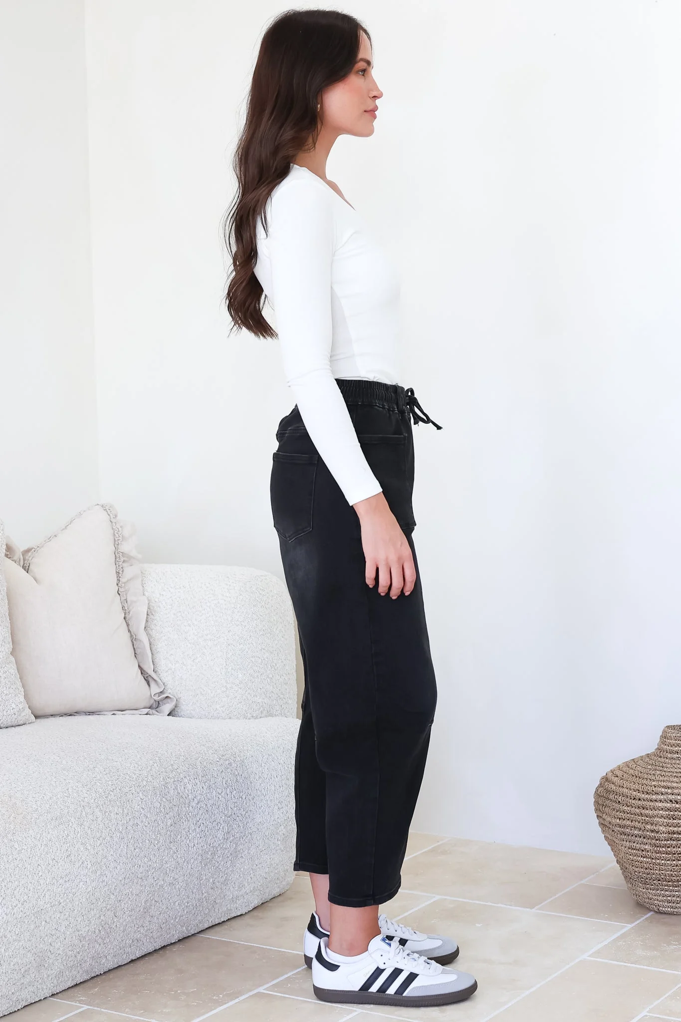 Lowen Barrel Jeans - Elasticated Waist Patch Pocket & Knee Detail Jeans in Black - Image 6