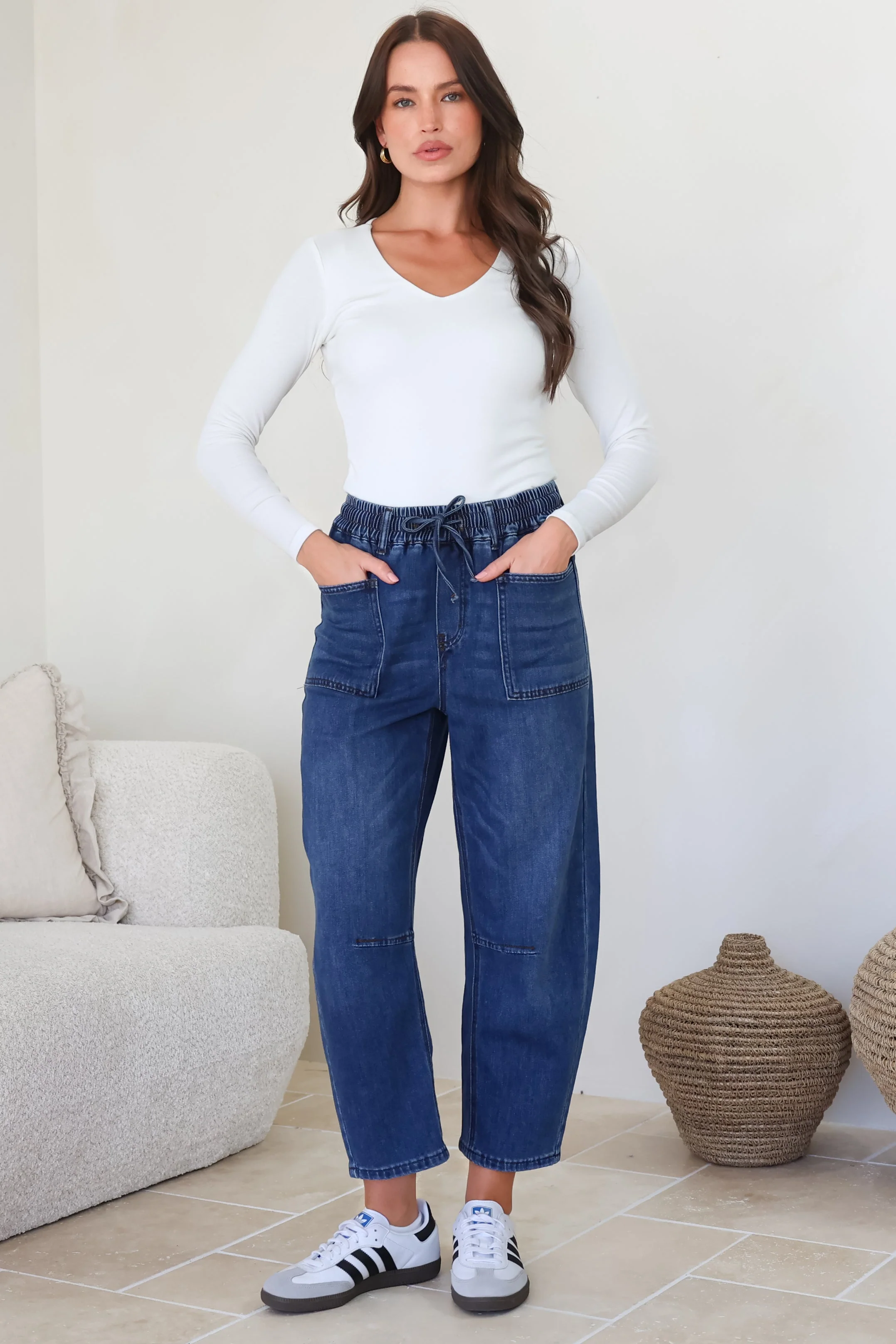Lowen Barrel Jeans - Elasticated Waist Patch Pocket & Knee Detail Jeans in Dark Denim - Image 4
