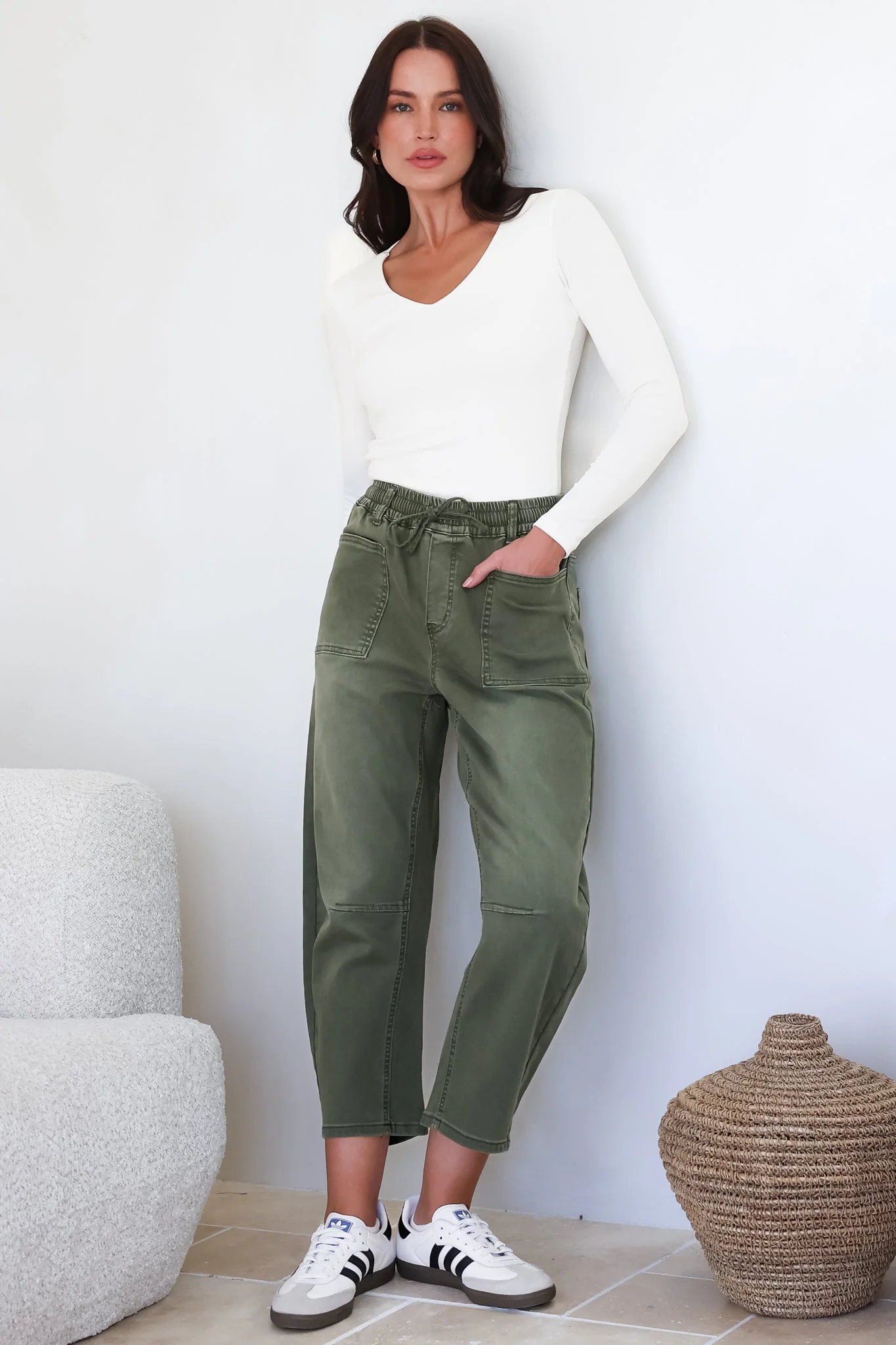 Lowen Barrel Jeans - Elasticated Waist Patch Pocket & Knee Detail Jeans in Khaki - Image 3