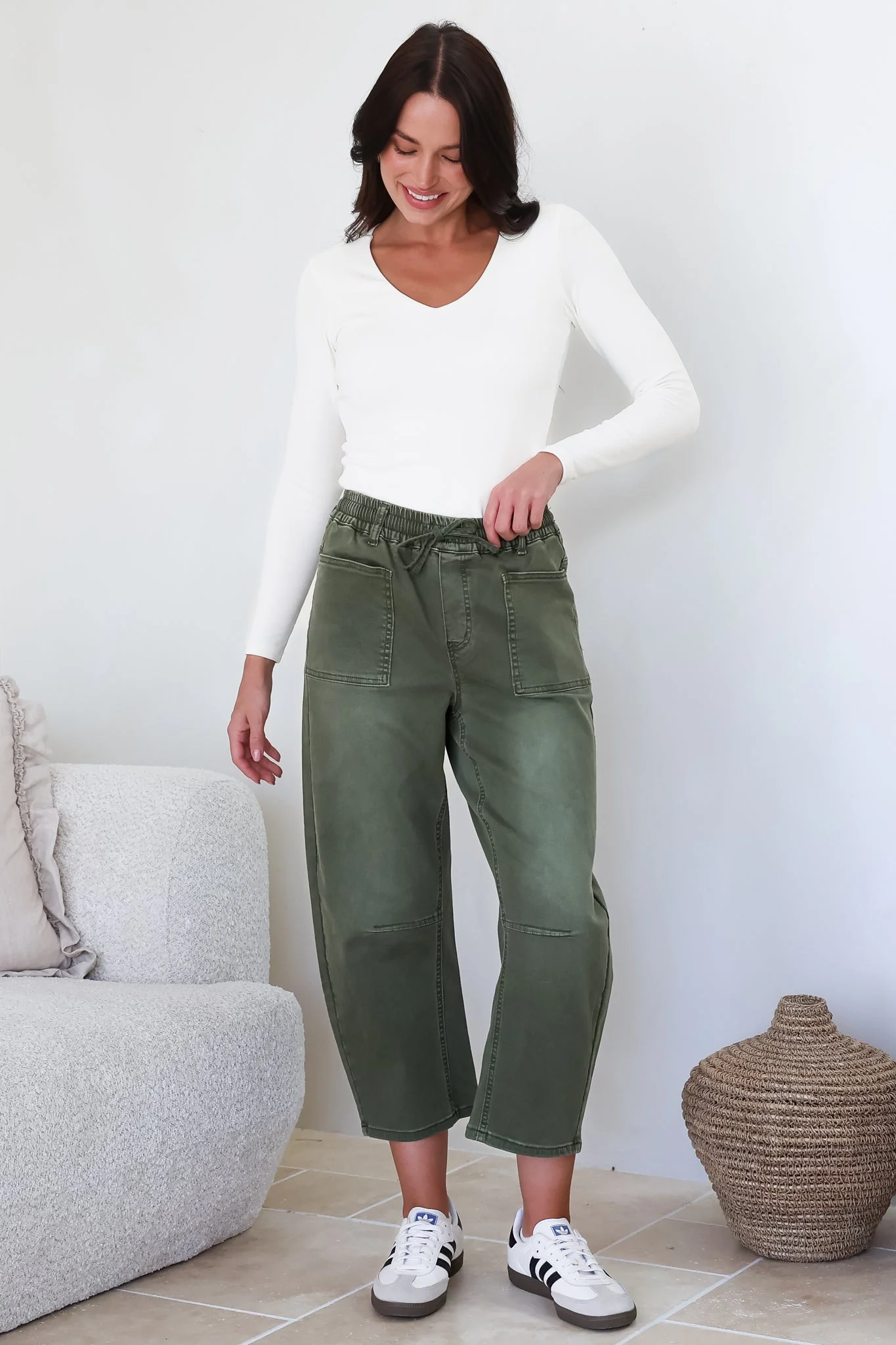 Lowen Barrel Jeans - Elasticated Waist Patch Pocket & Knee Detail Jeans in Khaki - Image 4