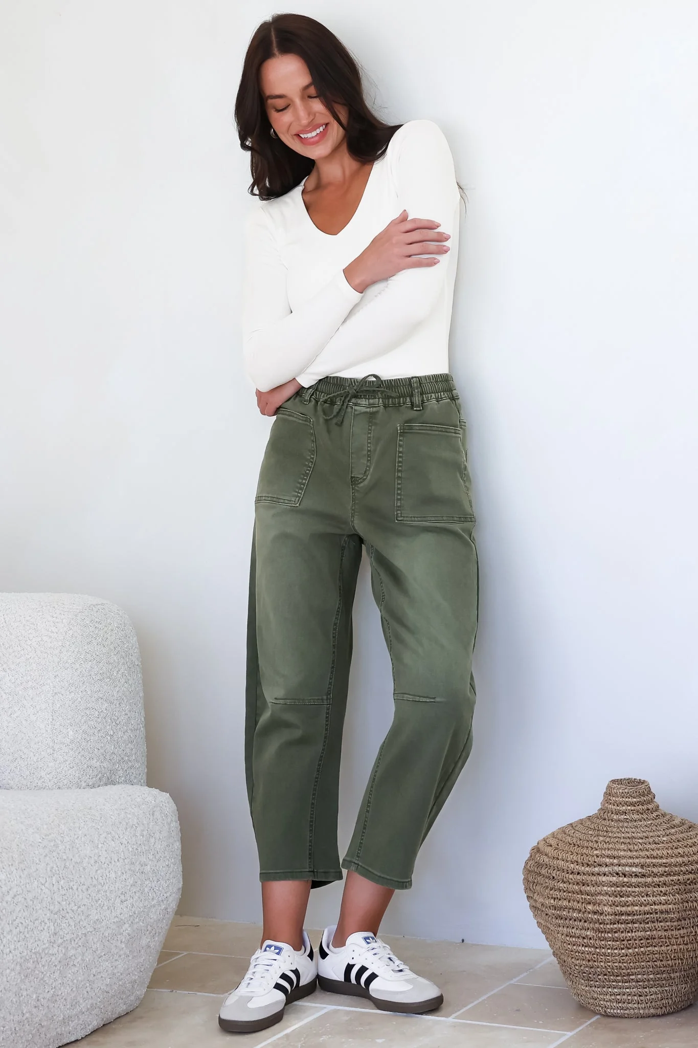 Lowen Barrel Jeans - Elasticated Waist Patch Pocket & Knee Detail Jeans in Khaki - Image 5