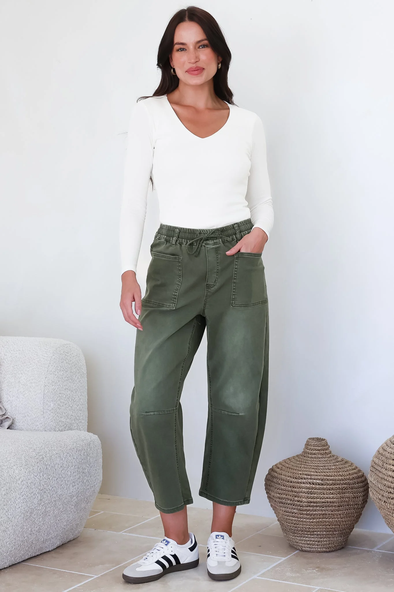 Lowen Barrel Jeans - Elasticated Waist Patch Pocket & Knee Detail Jeans in Khaki - Image 6