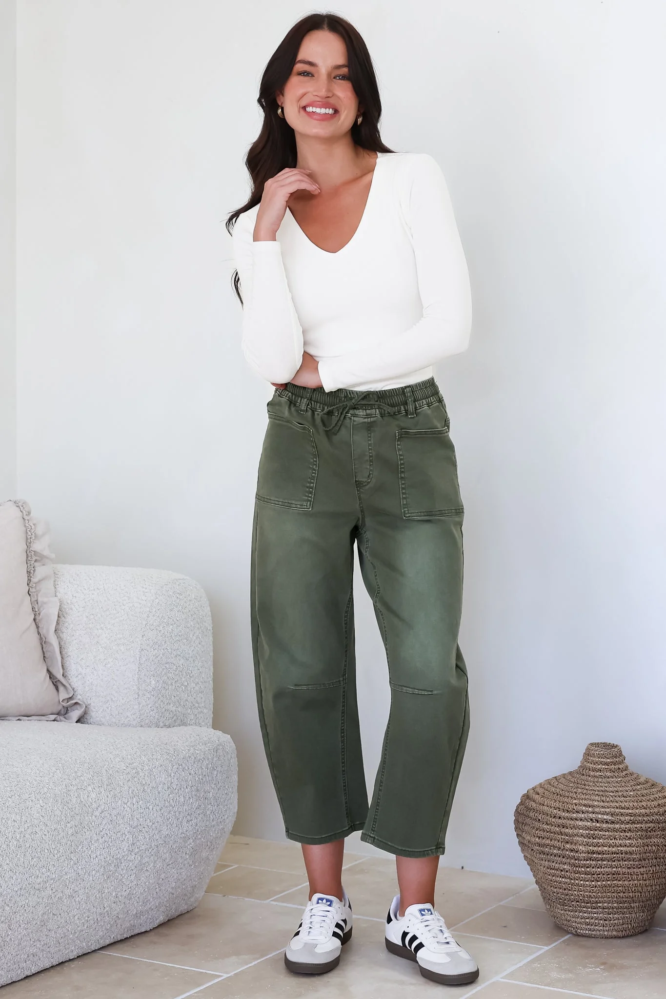 Lowen Barrel Jeans - Elasticated Waist Patch Pocket & Knee Detail Jeans in Khaki - Image 7