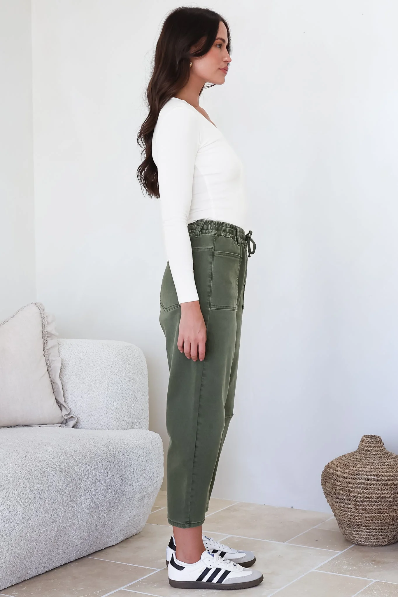 Lowen Barrel Jeans - Elasticated Waist Patch Pocket & Knee Detail Jeans in Khaki - Image 8