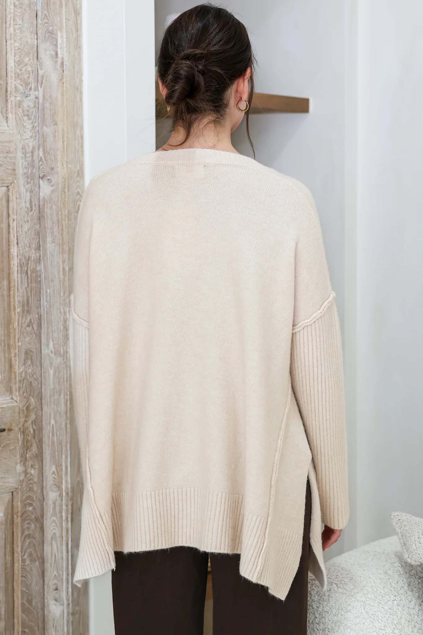 Ridge Jumper - V Neck Relaxed Shark Bite Ribbed Hemline Knit in Oatmeal - Image 5