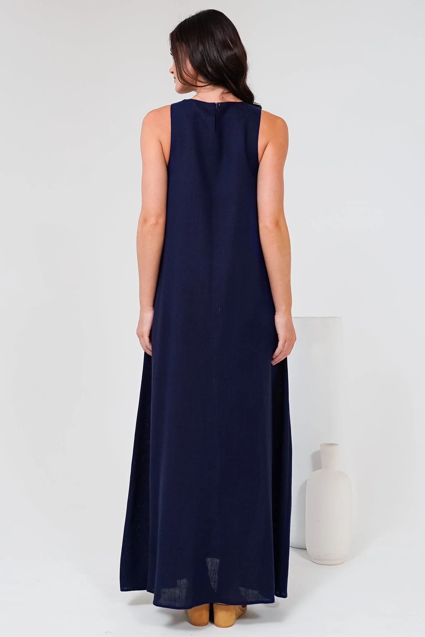 Tineshe Maxi Dress - Crew Neck Streamlined Sleeveless Dress with Pockets in Navy - Image 9